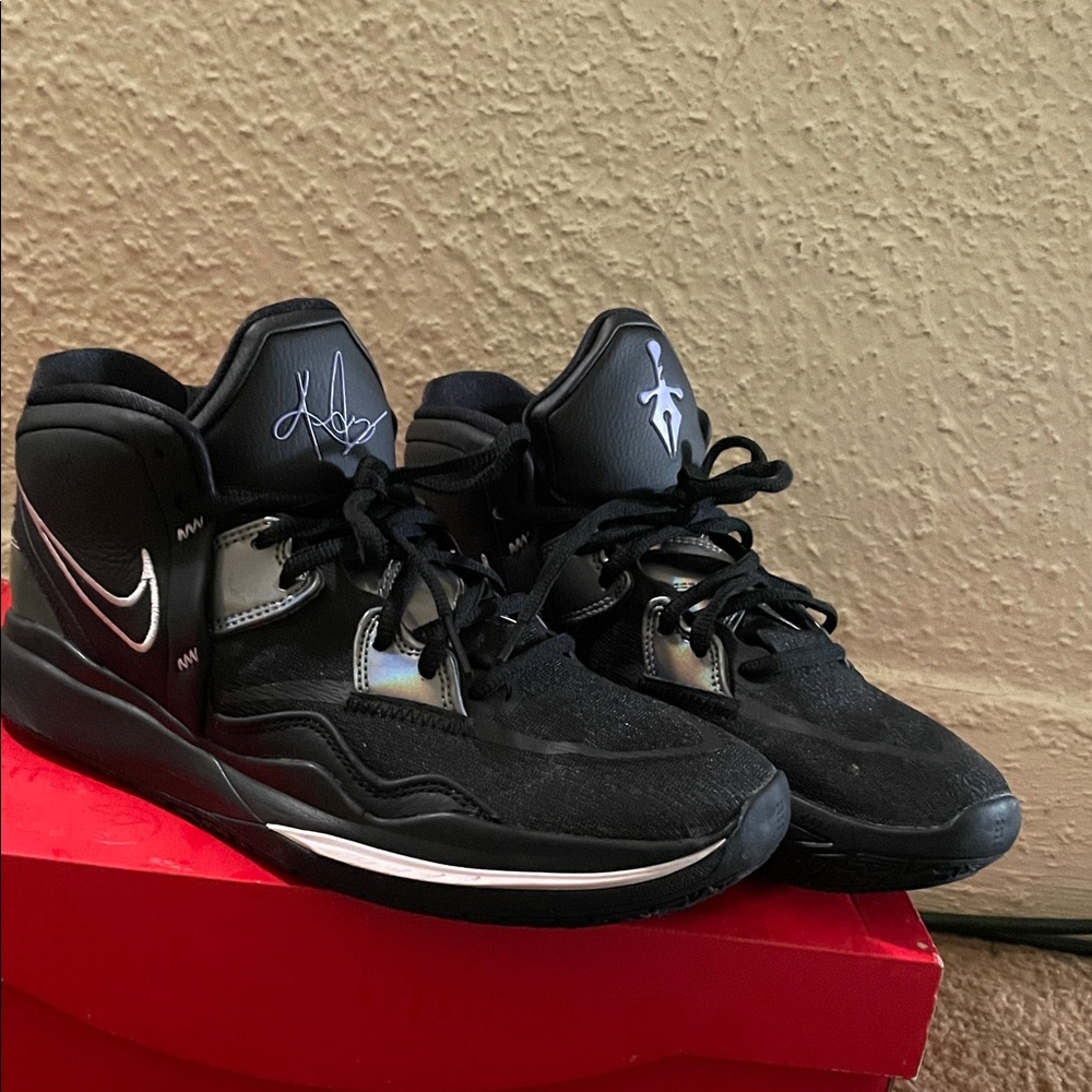 Kyrie Infinity Black/Metallic Silver-Concord